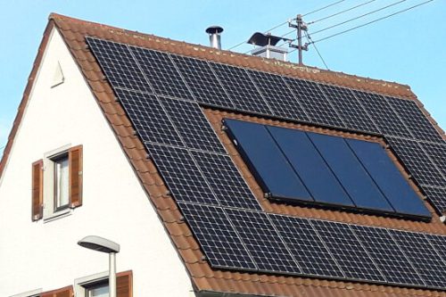 hausdach-mit-photovoltaik-und-solarthermie-energie-fachberater